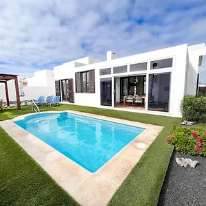 https://villa-solymar-playa-blanca-lanzarote.in-canary-islands.com